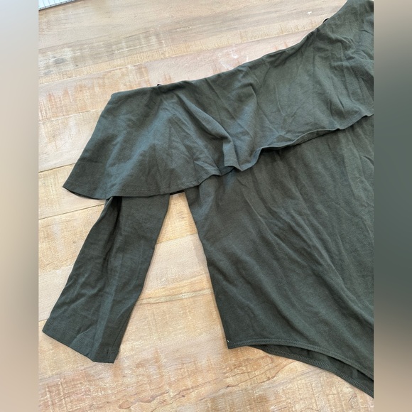 Forever 21 Contemporary off the shoulder ruffle bodysuit women’s - Picture 3 of 10